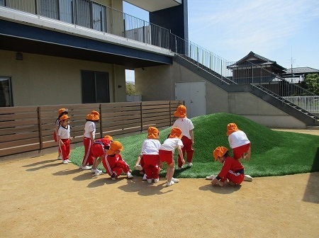 園庭に人工芝の築山が誕生！