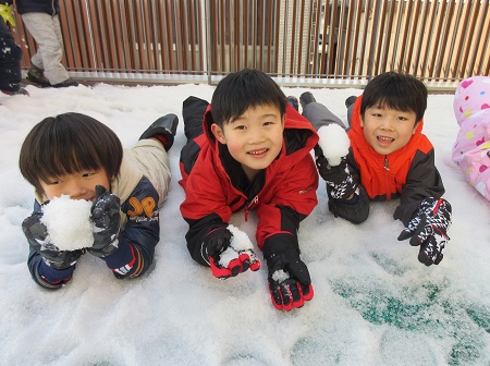 5歳児さんは、2階のテラスで雪遊び♪