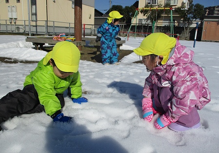 2歳児は近所の公園で、たくさんの雪で遊べました