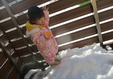 0歳児さん、初めての雪遊び。恐る恐る…